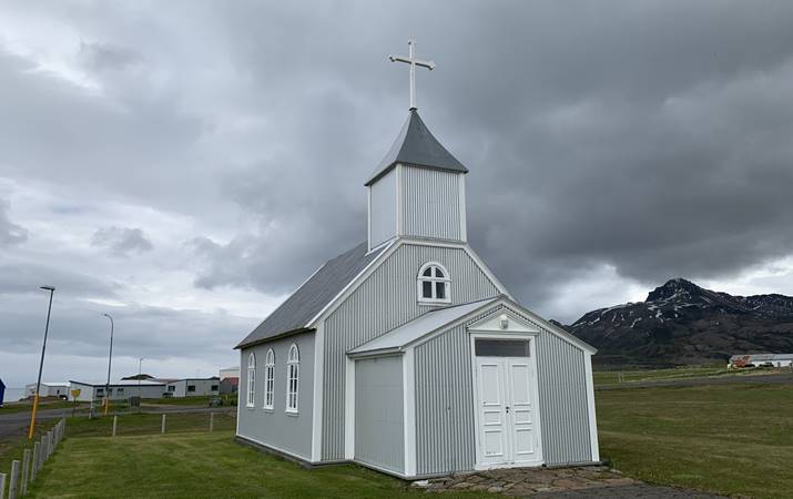 Bakkagerðiskirkja er myndarlegt guðshús innarlega í þorpinu og til mikillar prýði - mynd: hsh