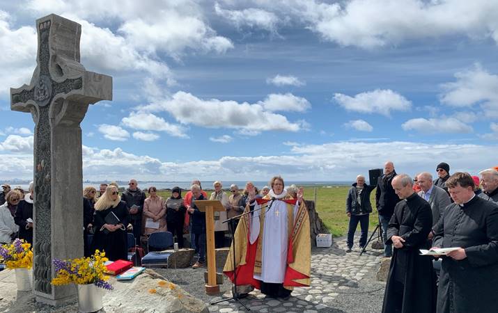 Biskup Íslands flytur blessun í lok vígslunnar - mynd: hsh