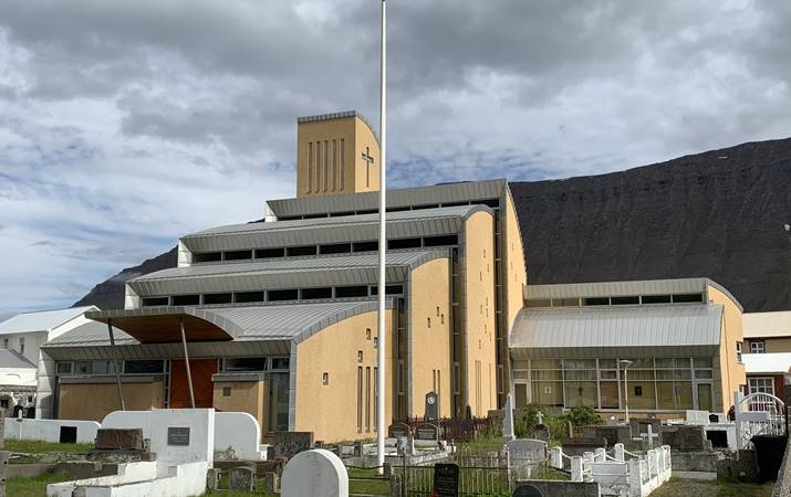 Ísafjarðarkirkja - þar í sókn voru gjaldendur 1.687 á síðasta ári. Ísafjarðarsókn er stærsta sóknin í Vestfarðarprófastsdæmi og þar er líka minnsta sóknin með einn gjaldanda.