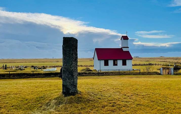 Þykkvabæjarklausturskirkja - í forgrunni er minnigarsteinn um Þykkvabæjarklaustur. Mynd: Pétur Georg Markan