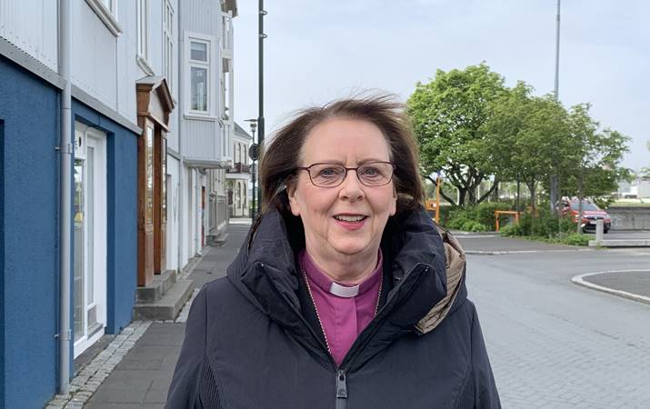 Biskup Íslands, sr. Agnes M. Sigurðardóttir á leið til Dómkirkjunnar í morgun - mynd: hsh