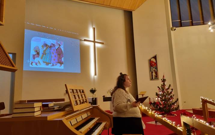 Berglind Hönnudóttir segir börnunum sögu