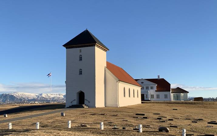 Bessastaðakirkja  á fögrum degi - kl. 17.00 á morgun verður lagt upp frá kirkjunni í 5 kílómetra íhugunargöngu - mynd: hsh