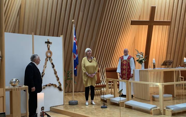 Í Breiðholtskirkju - Vigdís V. Pálsdóttir, formaður sóknarnefndar, þakkar fyrir gjöfina. Frá vinstri: Willy Petersen, Vigdís, og  sr. Magnús Björn Björnsson - mynd: hsh