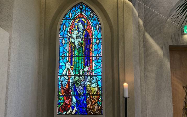 Mynd af baráttukonu í Hallgrímskirkju