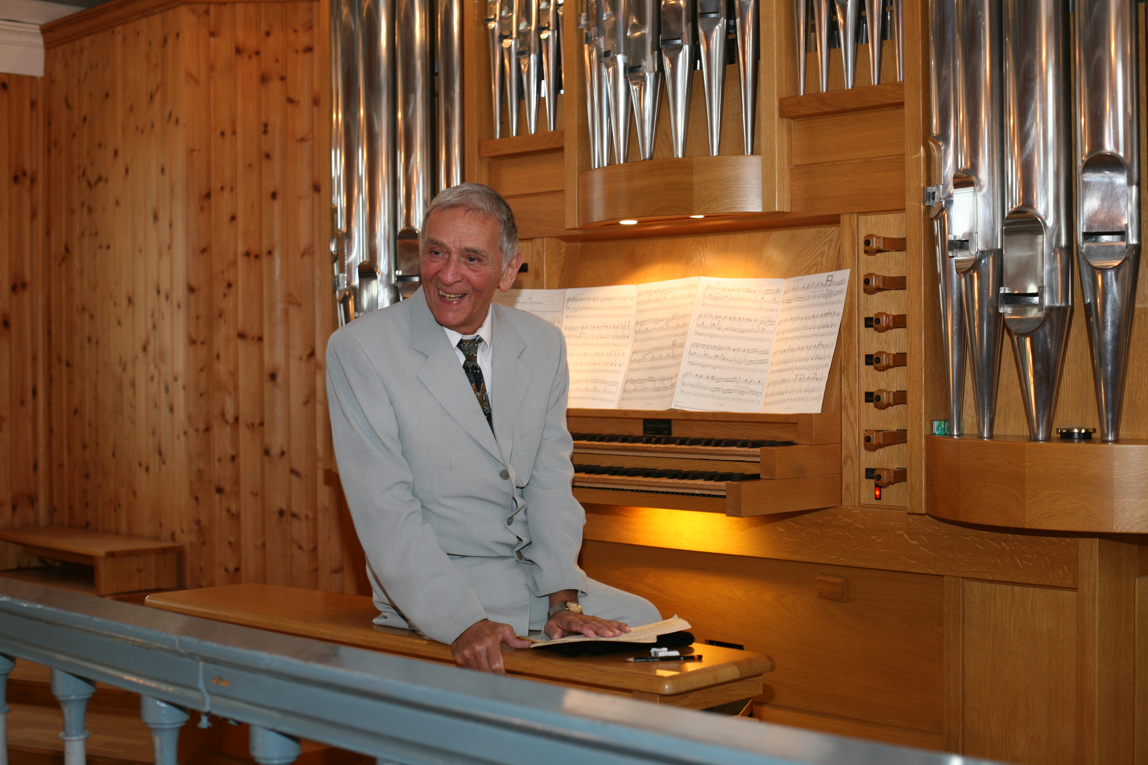 Haukur Guðlaugsson við orgel Eyrarbakkakirkju