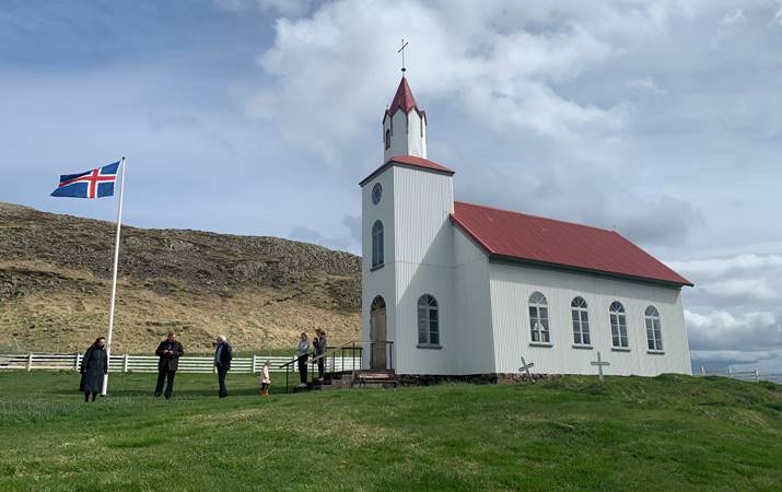 Helgafellskirkja - flaggað fyrir biskupnum yfir Íslandi þegar hann kemur til að vísitera - mynd: Þorvaldur Víðisson