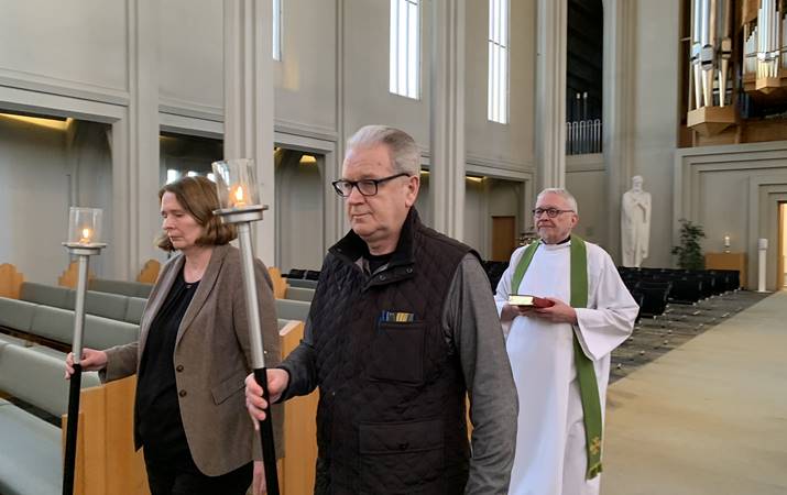 Hallgrímskirkja í gær - ljósberar og prestur - frá vinstri Hjördís Þorgeirsdóttir og Einar Karl Haraldsson, þá sr. Sigurður Árni Þórðarson - mynd: hsh