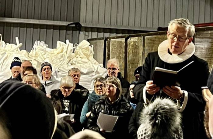 Lesið úr ritningunni í fjósi
