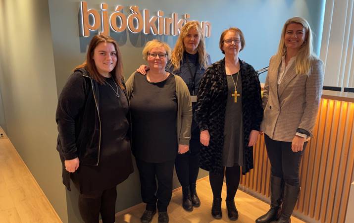 Frá vinstri: Berglind Hönnudóttir, formaður ÆSKÞ, Magnea Sverrrisdóttir, verkefnastjóri á Biskupsstofu, Ragnhildur Ásgeirsdóttir, skrifstofustjóri Biskupsstofu, sr. Agnes M. Sigurðardóttir, biskup Íslands og Jóhanna Ýr Jóhannsdóttir, framkvæmdastjóri ÆSKÞ - mynd: Jóna Finnsdóttir