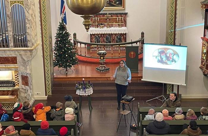 Bylgja Dís segir börnunum sögu
