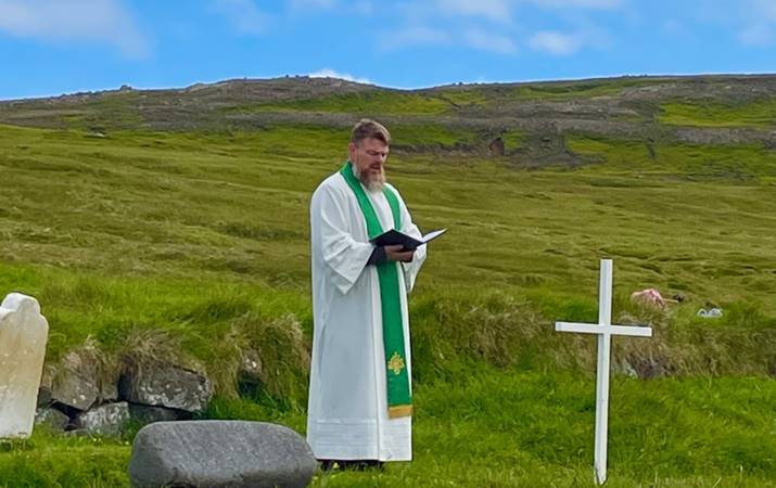 Sr. Gunnar Einar messar í Þönglabakka - mynd:Erla Valdís Jónsdóttir