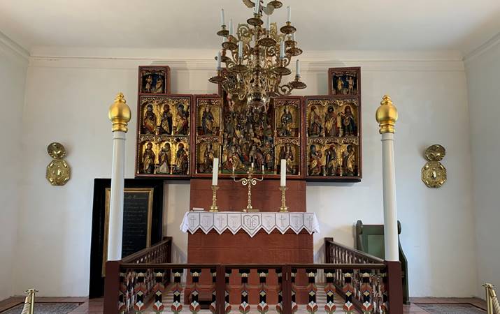 Altari Hóladómkirkju - glæsileg altarisbríkin (altaristaflan) er frá upphafi 16. aldar og hefur varðveist mjög vel - mynd: hsh