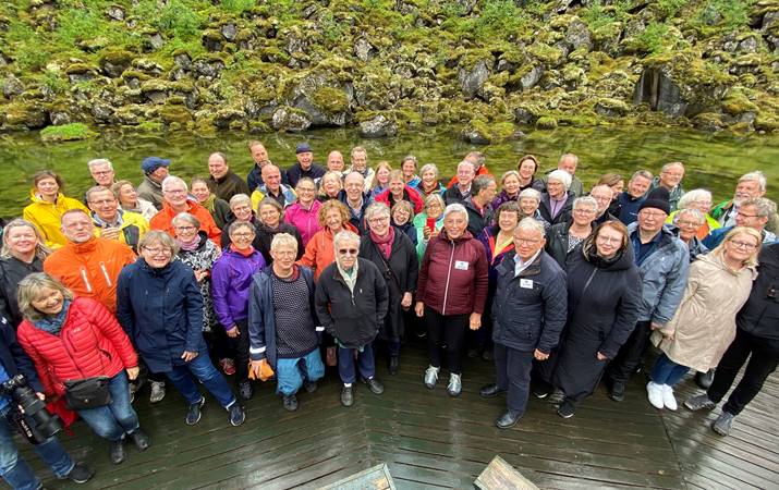 Norrænu biskuparnir ásamt mökum og fylgdarliði við Botnstjörn í Ásbyrgi - mynd: Kristján Björnsson