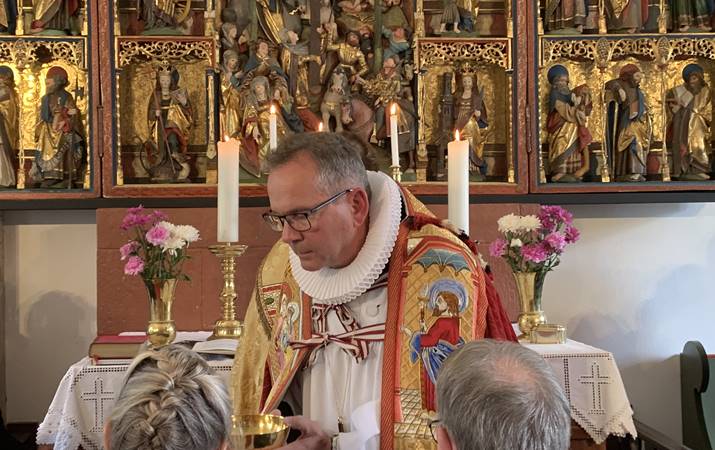 Nýi vígslubiskupinn í Hólaumdæmi, sr. Gísli Gunnarsson, við altarisþjónustu á vígsludegi - mynd: hsh