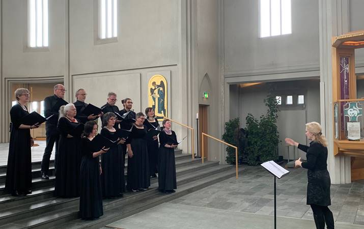 Hallgrímskirkja í gær - Bente Colding-Jørgensen stjórnar nokkrum félögum úr Nordisk Koncertkor Nuuk - mynd: hsh