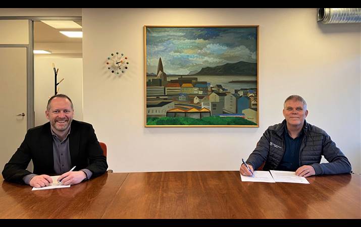 Guðmundur Ingi Guðbrandsson, félagsmála- og vinnumarkaðsráðherra, og Bjarni Gíslason, framkvæmdastjóri Hjálparstarfs kirkjunnar, undirrita samning um styrkinn góða
