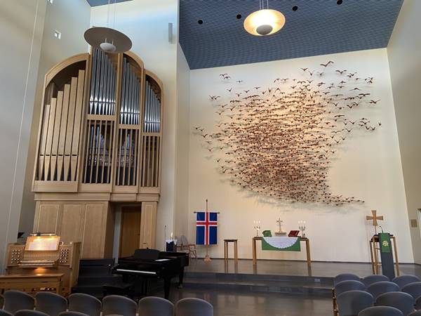 Altari og orgel Ísafjarðarkirkju