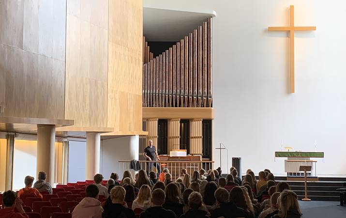 Neskirkja í morgun - Steingrímur Þórhallsson, organisti,  kynnir orgelið fyrir fermingarbörnum í Nessókn og Dómkirkjusókn