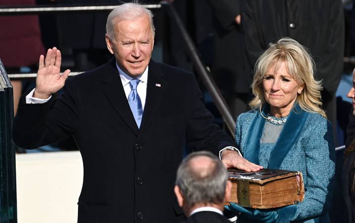 Joe Biden, 46. forseti Bandaríkjanna, leggur hönd á helga bók - mynd: Kristeligt Dagblad - Saul Loeb/AFP/Ritzau Scanpix