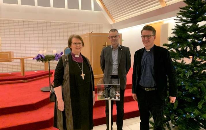 Skór organistans fyrir miðju. Frá vinstri: Sr. Agnes M. Sigurðardóttir, biskup Íslands, Erik Pálsson, formaður sóknarnefndar Grensáskirkju og sr. Þorvaldur Víðisson, sóknarprestur Fossvogasprestakalls - mynd: hsh