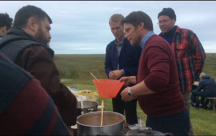 Sr. Arnaldur Máni gefur biskupi katþólskra, Davíð Tencer, súpu