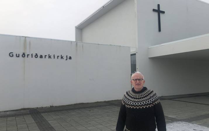 Sr. Karl V. Matthíasson fyrir utan Guðríðarkirkju í Grafarholti