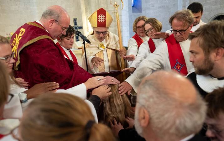 Sr. Kristján, vígslubiskup til vinstri, fyrir miðju með mítur á höfði, Ibrahim biskup,  sr. Hildur Inga honum til hægri handar