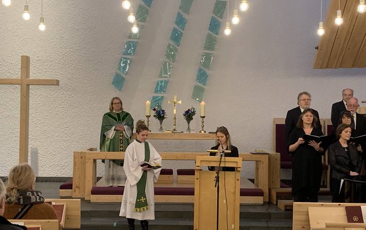 Sr. Petrína Mjöll fyrir altari, Þórey Dögg og Arngerður lásu ritningarlestra