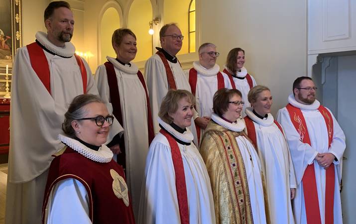 Eftir vígslu: Vígsluþegar í fremstu röð. Frá hægir talið: sr. Ingimar, sr. María, biskup Íslands, sr. Bryndís og þá sr. Elínborg. Efri röð: sr. Bragi, sr. Halldóra, sr. Sigurður, sr. Sigfús og sr. Hildur Björk.