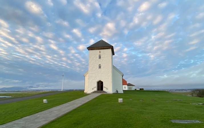 Grænt umhverfi Bessastaðakirkju fagnar öllum gestum