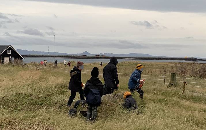 Börnin hlupu fram og aftur úti í Gróttu og leituðu að matnum