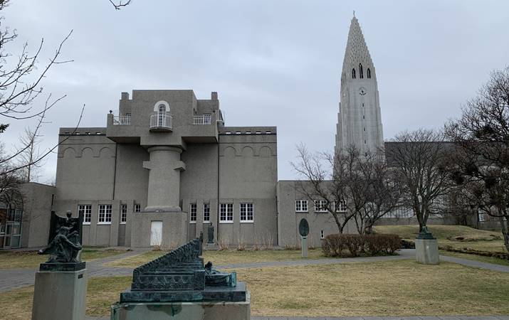 Stutt er á milli Listasafns Einars Jónssonar og Hallgrímskirkju - og kannski enn styttra í  „Ljóðlist yfir tímans haf“. Mynd: hsh