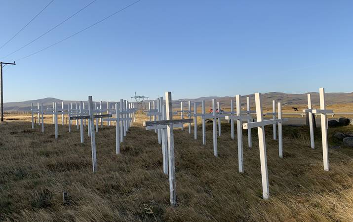 Þessir krossar stóðu við Kögunarhól, Suðurlandsveg, alls 52 að tölu