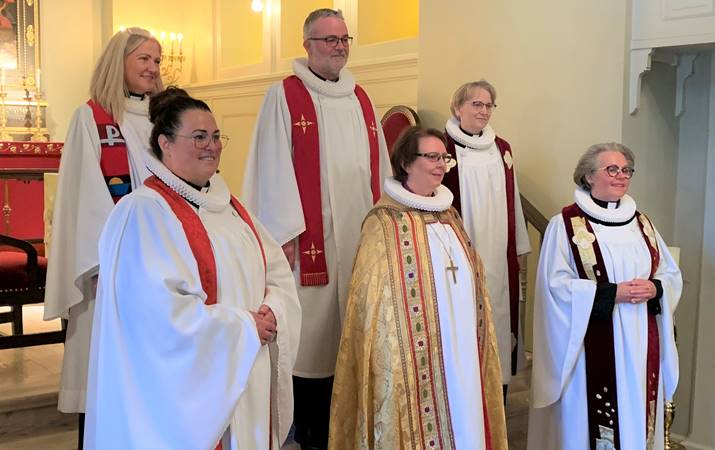 Fremsta röð frá vinstri: sr. Guðrún Eggerts Þórudóttir, sr. Agnes M. Sigurðardóttir, biskup Íslands, sr. Elínborg Sturludóttir og þá sr. Guðrún Karls Helgudóttir, sr. Sigurður Grétar Helgason, og sr. Arnfríður Guðmundsdóttir