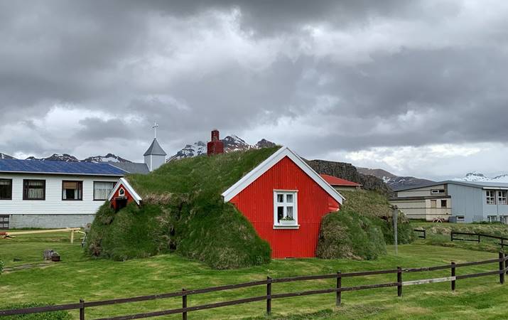Lindarbakki í Bakkagerði á Borgarfirði eystri, reistur 1899 - kennileiti í þorpinu eins og kirkjan - mynd: hsh